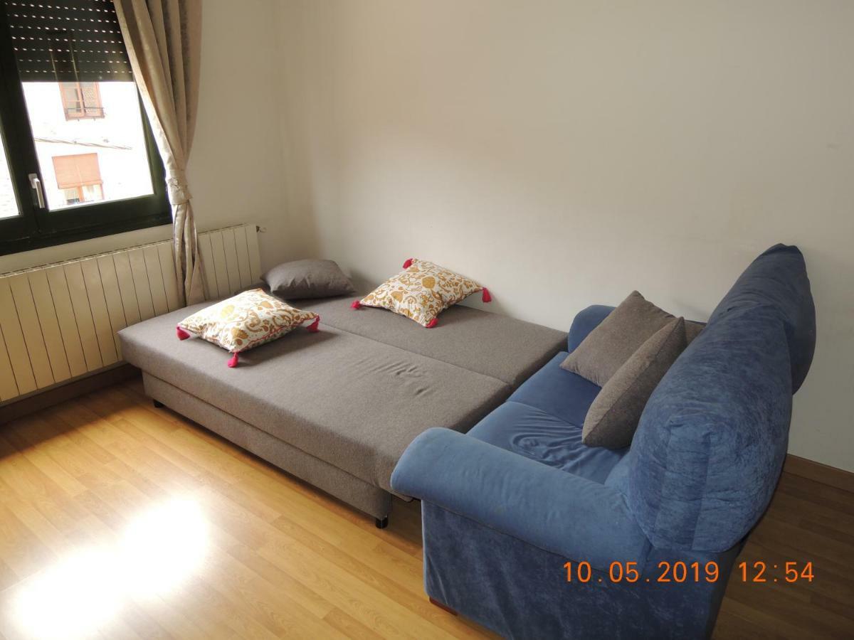Apartament Besaluアパートメント エクステリア 写真