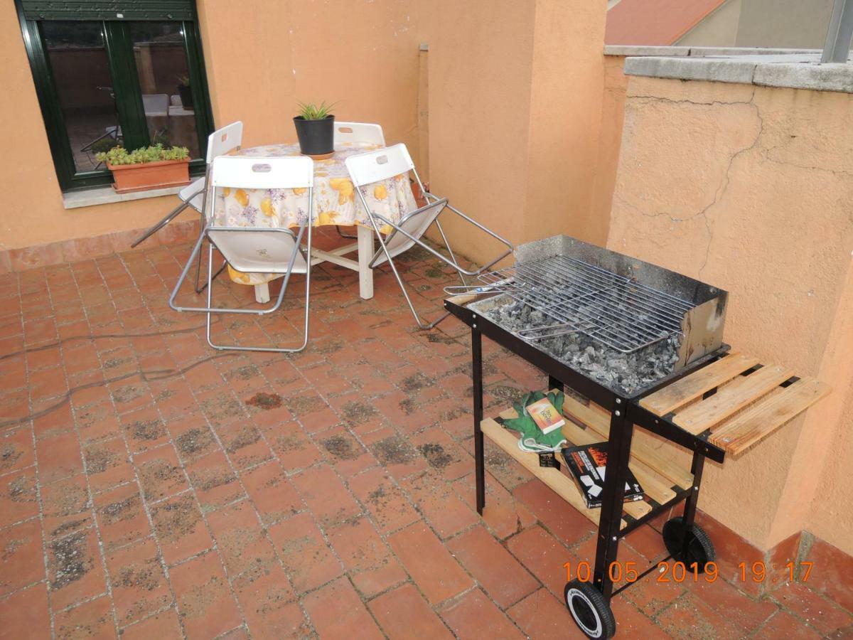 Apartament Besaluアパートメント エクステリア 写真