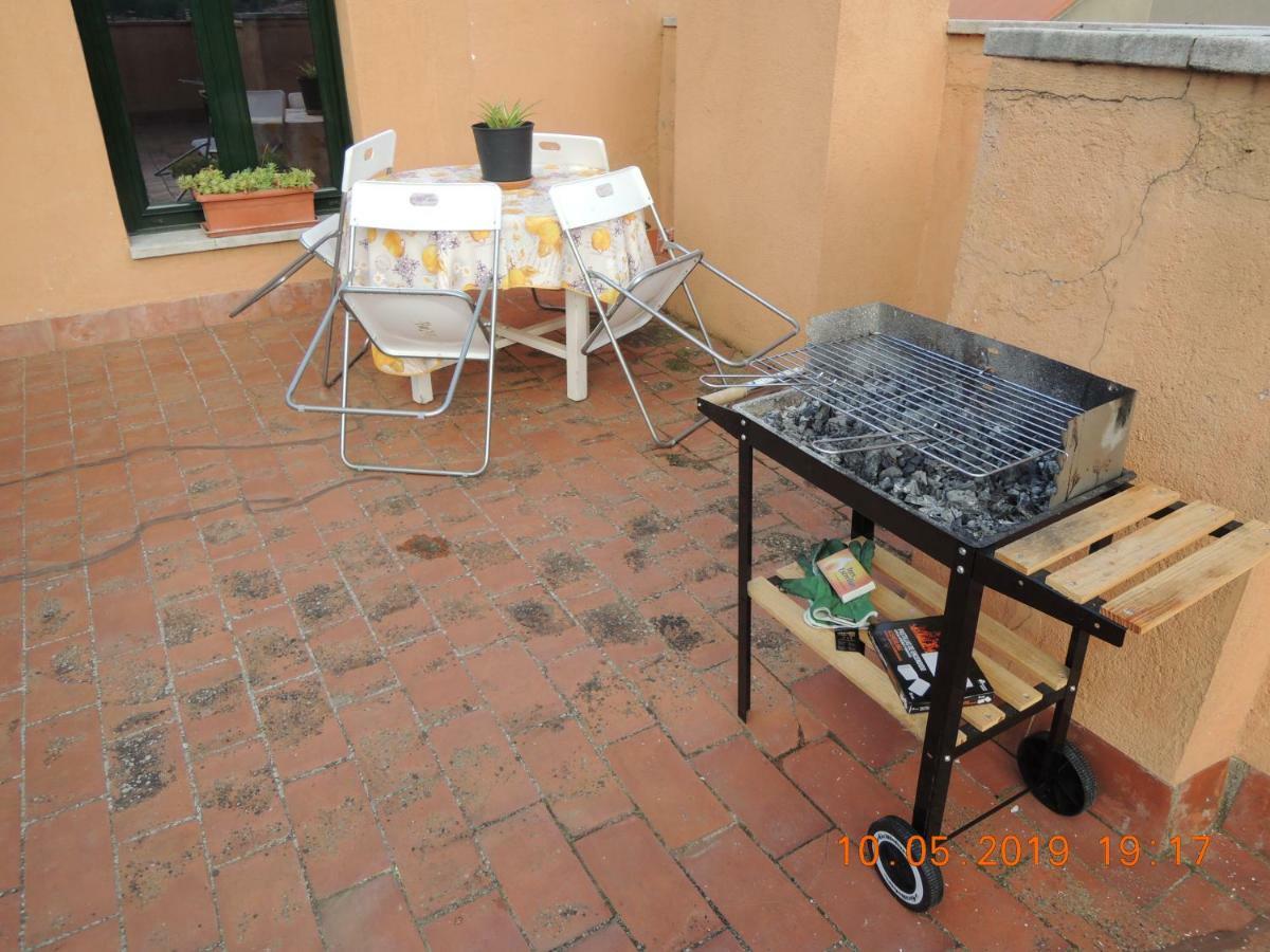 Apartament Besaluアパートメント エクステリア 写真