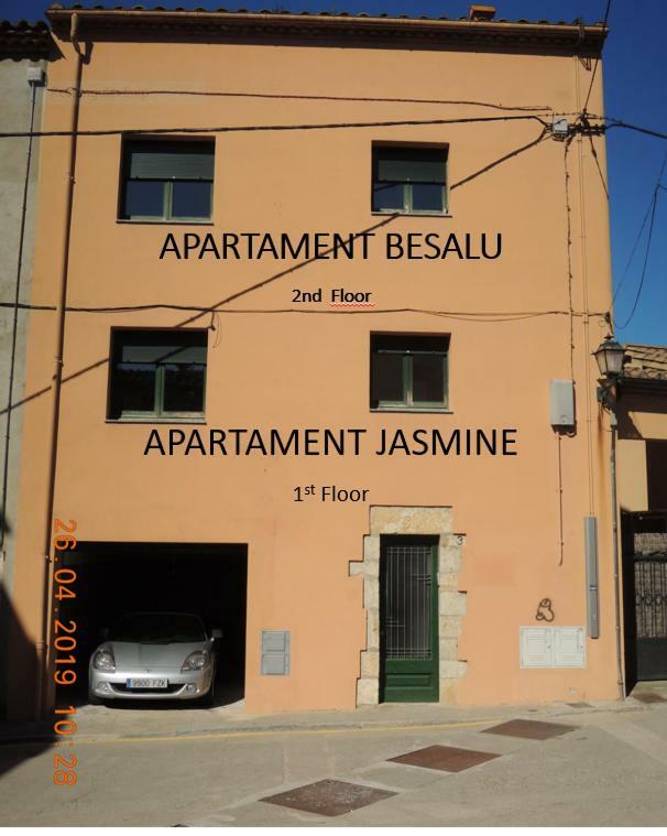 Apartament Besaluアパートメント エクステリア 写真